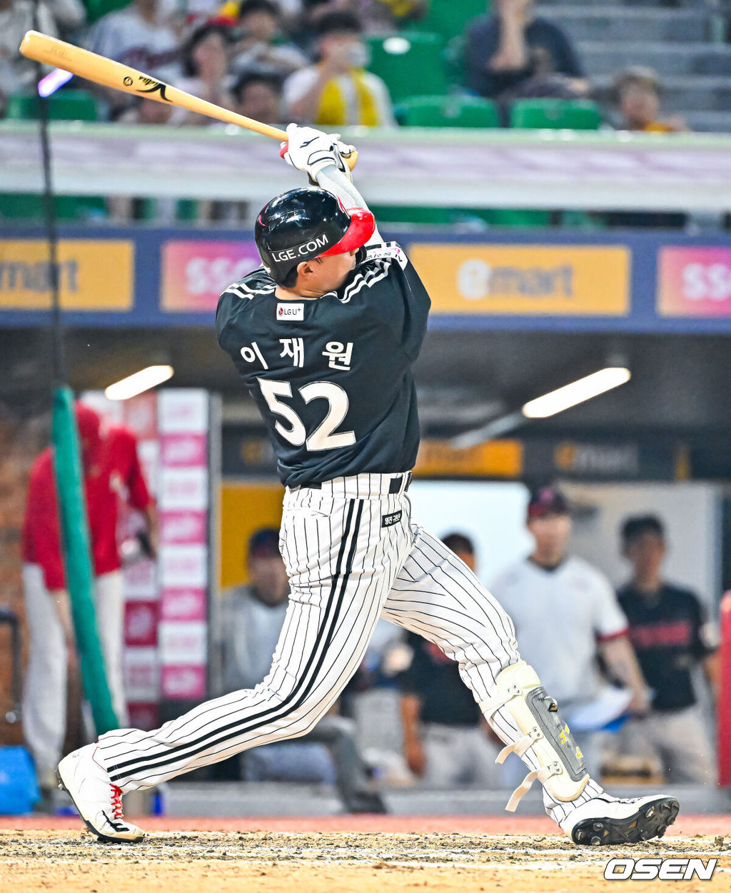 4일 인천 SSG랜더스필드에서 2026 신한 SOL KBO리그 SSG 랜더스와 LG 트윈스의 경기가 열렸다.이날 SSG는 김민준, LG는 웰스를 선발로 내세웠다.8회초 1사 주자 1,2루 LG 이재원이 좌월 스리런 홈런을 때리고 있다. 2026.08.04 / rumi@osen.co.kr