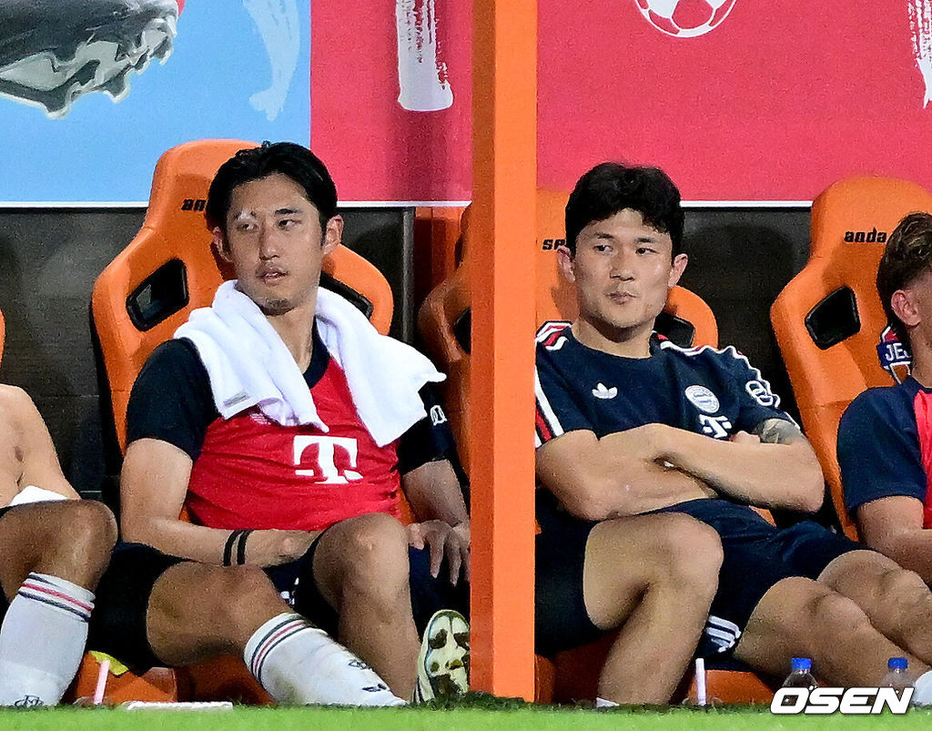 4일 오후 제주월드컵경기장에서 '아우디 풋볼 써밋 2026' 제주SK FC와 FC 바이에른 뮌헨의 친선 경기가 열렸다.뱅상 콤파니 감독이 이끄는 바이에른 뮌헨은 이번 아시아 투어 명단에 대한민국 국가대표 수비수 김민재를 비롯해 주장 마누엘 노이어, 요주아 키미히, 요나탄 타, 요시프 스타니시치, 루이스 디아스, 주앙 팔리냐, 콘라트 라이머 등 26명을 포함시켰다. 세르지우 코스타 감독이 이끄는 제주는 K리그1 최근 5경기 무패를 이어가며 독일 분데스리가 챔피언을 상대로 어떤 경기력을 보여줄지 관심을 모은다.후반 뮌헨 김민재와 이토가 벤치에서 경기를 지켜보고 있다. 2026.08.04 / dreamer@osen.co.kr