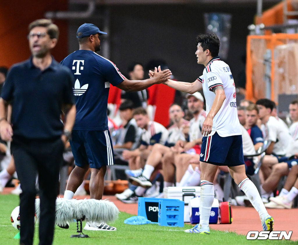 4일 오후 제주월드컵경기장에서 '아우디 풋볼 써밋 2026' 제주SK FC와 FC 바이에른 뮌헨의 친선 경기가 열렸다.뱅상 콤파니 감독이 이끄는 바이에른 뮌헨은 이번 아시아 투어 명단에 대한민국 국가대표 수비수 김민재를 비롯해 주장 마누엘 노이어, 요주아 키미히, 요나탄 타, 요시프 스타니시치, 루이스 디아스, 주앙 팔리냐, 콘라트 라이머 등 26명을 포함시켰다. 세르지우 코스타 감독이 이끄는 제주는 K리그1 최근 5경기 무패를 이어가며 독일 분데스리가 챔피언을 상대로 어떤 경기력을 보여줄지 관심을 모은다.전반 뮌헨 김민재가 교체되며 콤파니 감독과 인사를 나누고 있다. 2026.08.04 / dreamer@osen.co.kr