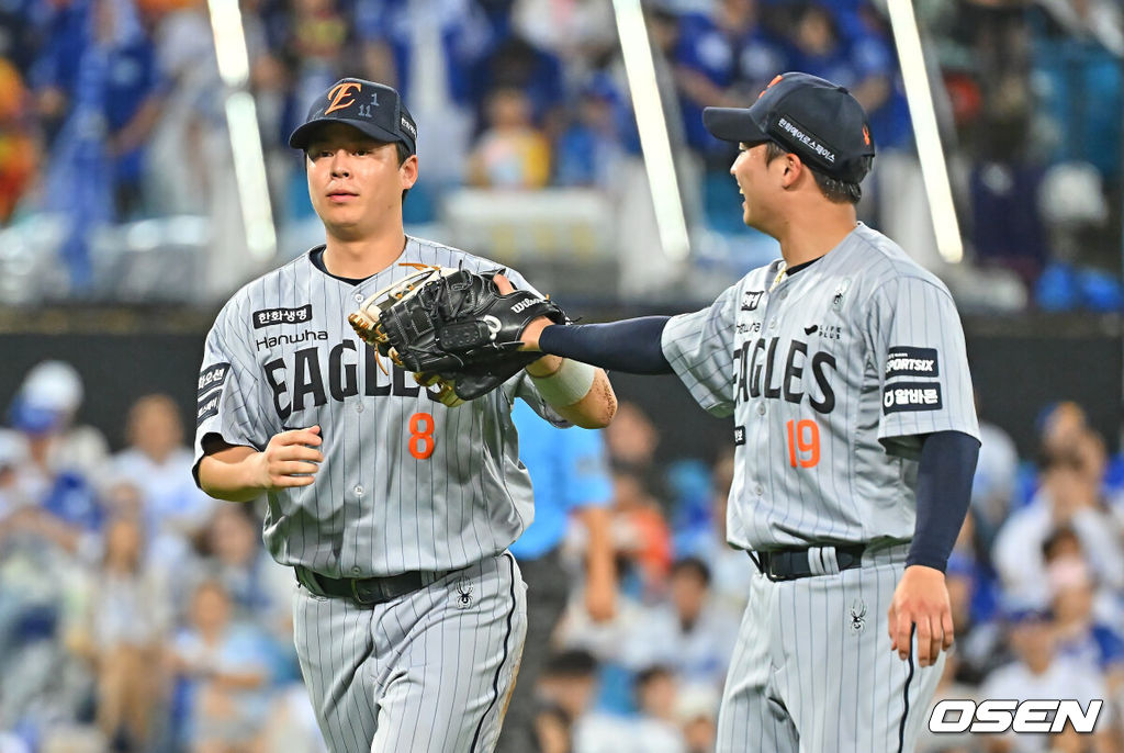 4일 대구삼성라이온즈파크에서 2026 신한 SOL KBO 리그 삼성 라이온즈와 한화 이글스의 경기가 열렸다. 홈팀 삼성은 양창섭이, 방문팀 한화는 왕옌청이 선발 출전했다. 한화 이글스 왕옌청이 6회말 2사 3루 삼성 라이온즈 전병우의 타구를 호수비로 잡은 노시환에게 감사의 하이파이브를 하고 있다. 2026.08.04 / foto0307@osen.co.kr