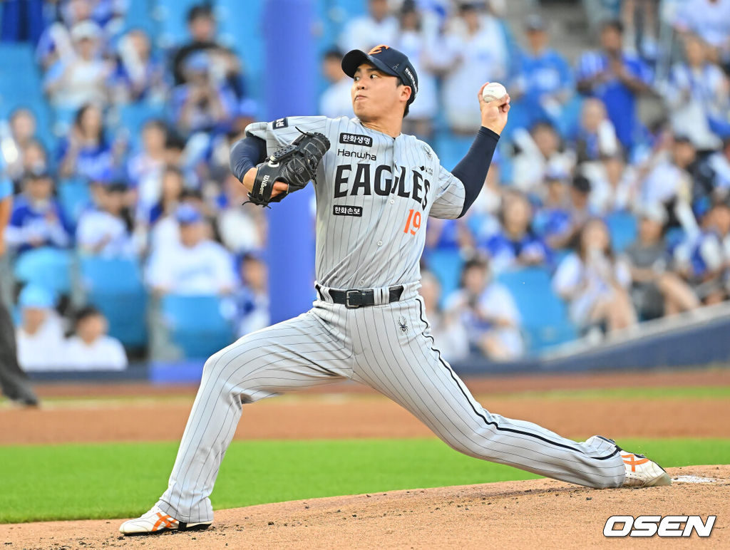 4일 대구삼성라이온즈파크에서 2026 신한 SOL KBO 리그 삼성 라이온즈와 한화 이글스의 경기가 열렸다. 홈팀 삼성은 양창섭이, 방문팀 한화는 왕옌청이 선발 출전했다. 한화 이글스 선발 투수 왕옌청이 역투하고 있다. 2026.08.04 / foto0307@osen.co.kr