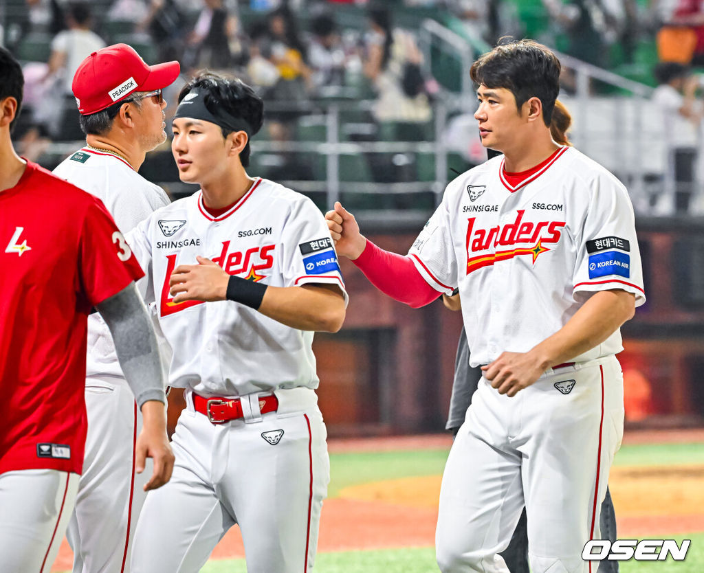 4일 인천 SSG랜더스필드에서 2026 신한 SOL KBO리그 SSG 랜더스와 LG 트윈스의 경기가 열렸다.SSG는 4일 인천 SSG랜더스필드에서 열린 2026 KBO리그 LG와 경기에서 10-8로 승리했다. SSG는 7회 7득점 빅이닝을 폭발시키며 LG전 4연패를 끊었다. LG는 8회 6점을 뽑으며 추격했으나 뒷심이 부족했다. 경기를 마치고 SSG 김재환이 이숭용 감독과 하이파이브를 하고 있다. 2026.08.04 / rumi@osen.co.kr