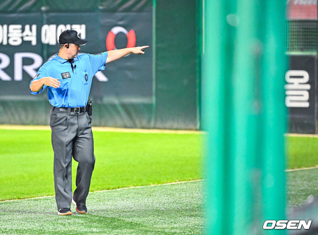 4일 인천 SSG랜더스필드에서 2026 신한 SOL KBO리그 SSG 랜더스와 LG 트윈스의 경기가 열렸다.이날 SSG는 김민준, LG는 웰스를 선발로 내세웠다.9회초에 관중석에서 CPR 환자가 발생해 경기가 급히 중단되고 있다. 1루심이 관중석을 가리키고 있다. 2026.08.04 / rumi@osen.co.kr