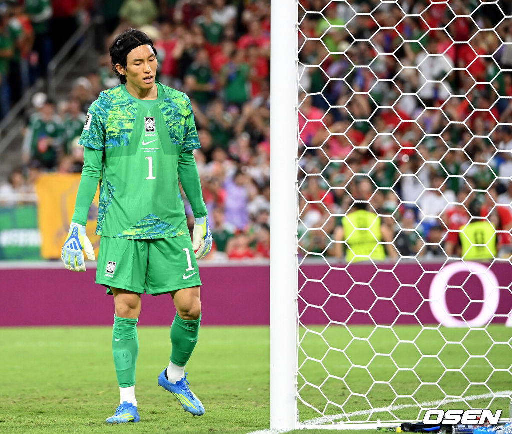 홍명보 감독이 이끄는 대한민국 축구대표팀은 25일(이하 한국시간) 오전 10시 멕시코 몬테레이 스타디움에서 개최된 2026 국제축구연맹(FIFA) 북중미 월드컵 조별리그 A조 최종전에서 남아프리카공화국에게 0-1 충격패를 당했다. 1승2패가 된 한국은 A조 3위로 밀리며 32강 자력진출에 실패했다. 한국은 나머지 조들의 상황을 따져보고 32강에 진출할 가능성은 남아있다.후반 대한민국 김승규가 실점에 아쉬워하고 있다. 2026.06.25 /sunday@osen.co.kr