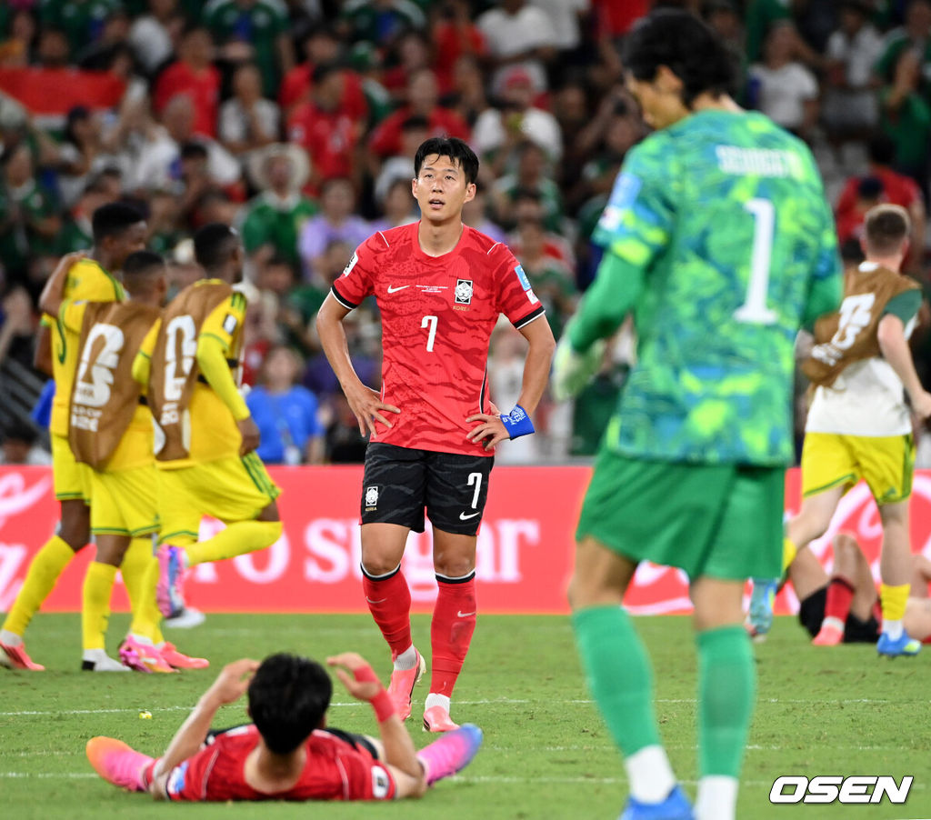 홍명보 감독이 이끄는 대한민국 축구대표팀은 25일(이하 한국시간) 오전 10시 멕시코 몬테레이 스타디움에서 개최된 2026 국제축구연맹(FIFA) 북중미 월드컵 조별리그 A조 최종전에서 남아프리카공화국에게 0-1 충격패를 당했다. 1승2패가 된 한국은 A조 3위로 밀리며 32강 자력진출에 실패했다. 한국은 나머지 조들의 상황을 따져보고 32강에 진출할 가능성은 남아있다.경기 종료 후 대한민국 손흥민이 패배에 아쉬워하고 있다. 2026.06.25 /sunday@osen.co.kr
