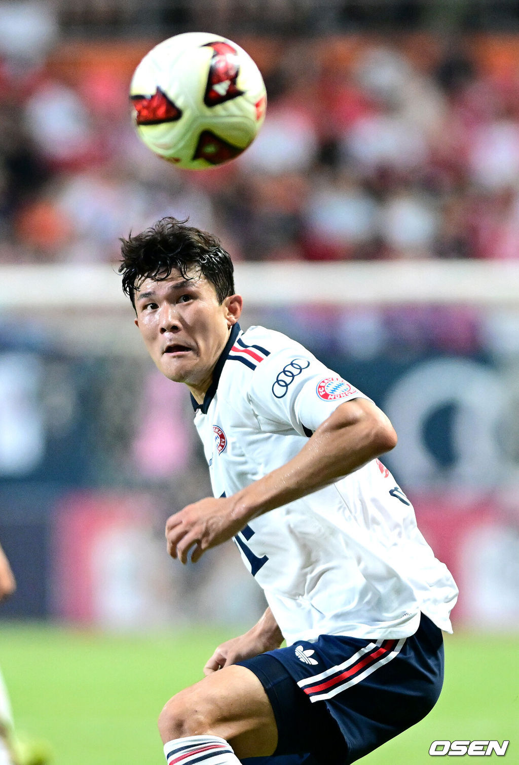 4일 오후 제주월드컵경기장에서 '아우디 풋볼 써밋 2026' 제주SK FC와 FC 바이에른 뮌헨의 친선 경기가 열렸다.뱅상 콤파니 감독이 이끄는 바이에른 뮌헨은 이번 아시아 투어 명단에 대한민국 국가대표 수비수 김민재를 비롯해 주장 마누엘 노이어, 요주아 키미히, 요나탄 타, 요시프 스타니시치, 루이스 디아스, 주앙 팔리냐, 콘라트 라이머 등 26명을 포함시켰다. 세르지우 코스타 감독이 이끄는 제주는 K리그1 최근 5경기 무패를 이어가며 독일 분데스리가 챔피언을 상대로 어떤 경기력을 보여줄지 관심을 모은다.전반 뮌헨 김민재가 캡틴 완장을 차고 경기를 펼치고 있다. 2026.08.04 / dreamer@osen.co.kr