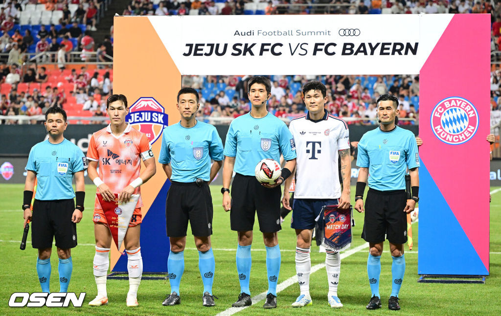 주장 완장을 찬 김민재(30, 바이에른 뮌헨)가 제주SK FC를 상대로 36분을 소화했다. 바이에른 뮌헨은 제주에 한 차례 동점을 허용했지만 전반 막판 결승골을 터뜨리며 승리를 챙겼다.바이에른은 4일 제주월드컵경기장에서 열린 제주SK FC와의 아우디 풋볼 서밋 2026 친선경기에서 2-1로 승리했다.경기를 앞두고 바이에른 뮌헨 김민재와 제주 이창민이 심판진과 기념촬영을 하고 있다. 2026.08.04 / dreamer@osen.co.kr