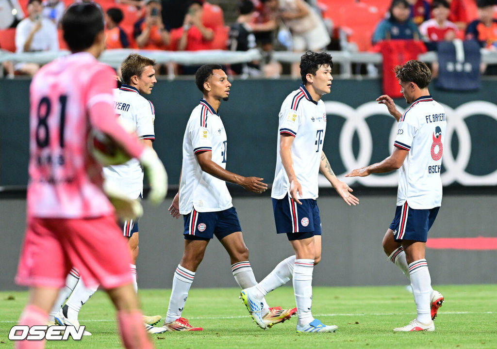 4일 오후 제주월드컵경기장에서 '아우디 풋볼 써밋 2026' 제주SK FC와 FC 바이에른 뮌헨의 친선 경기가 열렸다.뱅상 콤파니 감독이 이끄는 바이에른 뮌헨은 이번 아시아 투어 명단에 대한민국 국가대표 수비수 김민재를 비롯해 주장 마누엘 노이어, 요주아 키미히, 요나탄 타, 요시프 스타니시치, 루이스 디아스, 주앙 팔리냐, 콘라트 라이머 등 26명을 포함시켰다. 세르지우 코스타 감독이 이끄는 제주는 K리그1 최근 5경기 무패를 이어가며 독일 분데스리가 챔피언을 상대로 어떤 경기력을 보여줄지 관심을 모은다.전반 뮌헨 차베스가 선제골을 작렬시키고 동료들과 인사를 나누고 있다. 2026.08.04 / dreamer@osen.co.kr