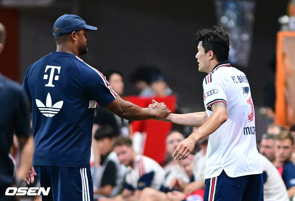 4일 오후 제주월드컵경기장에서 '아우디 풋볼 써밋 2026' 제주SK FC와 FC 바이에른 뮌헨의 친선 경기가 열렸다.뱅상 콤파니 감독이 이끄는 바이에른 뮌헨은 이번 아시아 투어 명단에 대한민국 국가대표 수비수 김민재를 비롯해 주장 마누엘 노이어, 요주아 키미히, 요나탄 타, 요시프 스타니시치, 루이스 디아스, 주앙 팔리냐, 콘라트 라이머 등 26명을 포함시켰다. 세르지우 코스타 감독이 이끄는 제주는 K리그1 최근 5경기 무패를 이어가며 독일 분데스리가 챔피언을 상대로 어떤 경기력을 보여줄지 관심을 모은다.전반 뮌헨 김민재가 교체되며 콤파니 감독과 인사를 나누고 있다. 2026.08.04 / dreamer@osen.co.kr