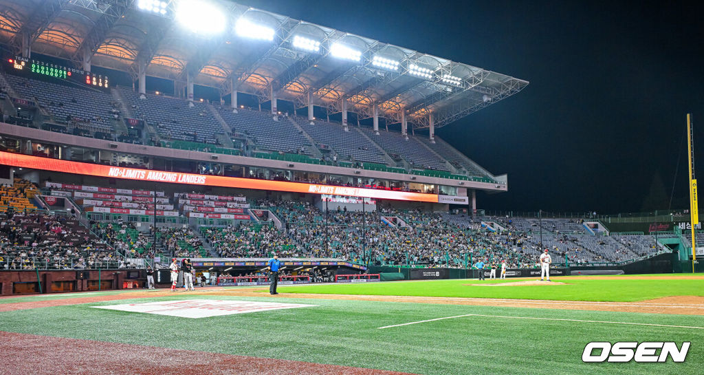 4일 인천 SSG랜더스필드에서 2026 신한 SOL KBO리그 SSG 랜더스와 LG 트윈스의 경기가 열렸다.이날 SSG는 김민준, LG는 웰스를 선발로 내세웠다.9회초에 관중석에서 CPR 환자가 발생해 경기가 급히 중단되고 있다. 2026.08.04 / rumi@osen.co.kr