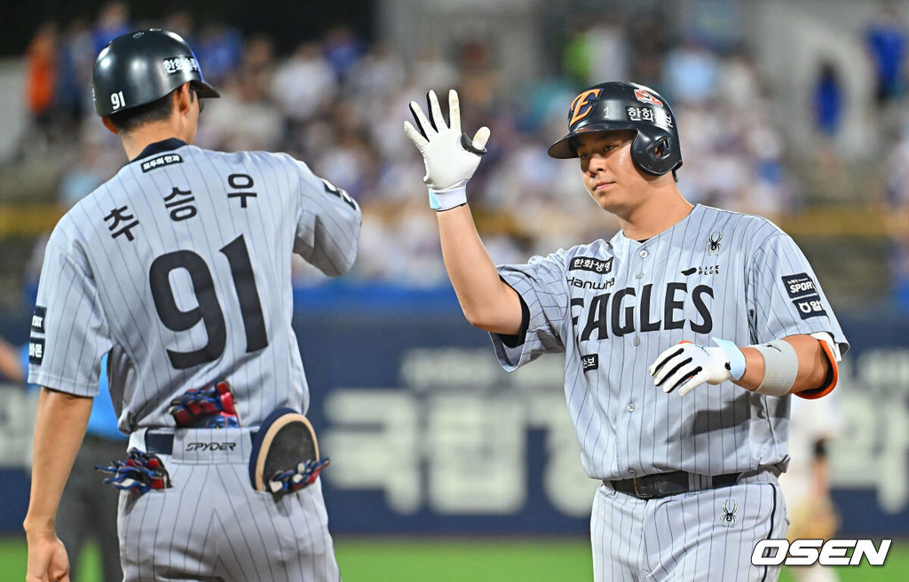 4일 대구삼성라이온즈파크에서 2026 신한 SOL KBO 리그 삼성 라이온즈와 한화 이글스의 경기가 열렸다. 홈팀 삼성은 양창섭이, 방문팀 한화는 왕옌청이 선발 출전했다. 한화 이글스 노시환이 8회초 1사 2루 좌익수 오른쪽 1타점 안타를 치고 세리머니를 하고 있다. 2026.08.04 / foto0307@osen.co.kr