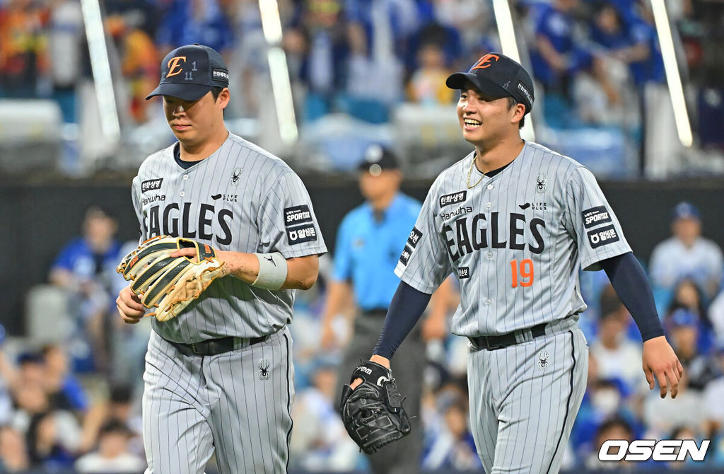 4일 대구삼성라이온즈파크에서 2026 신한 SOL KBO 리그 삼성 라이온즈와 한화 이글스의 경기가 열렸다. 홈팀 삼성은 양창섭이, 방문팀 한화는 왕옌청이 선발 출전했다. 한화 이글스 왕옌청이 6회말 2사 3루 삼성 라이온즈 전병우의 타구를 호수비로 잡은 노시환에게 감사의 하이파이브를 하고 미소짓고 있다. 2026.08.04 / foto0307@osen.co.kr