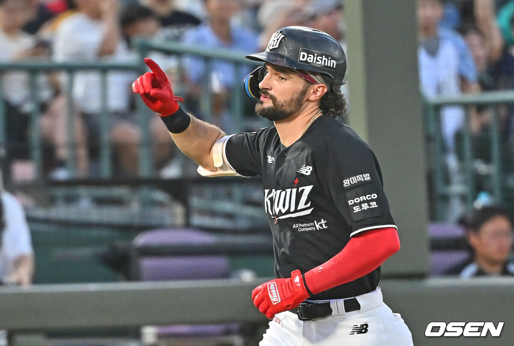 24일 부산 사직야구장에서 2026 신한 SOL KBO 리그 롯데 자이언츠와 KT 위즈의 경기가 열렸다.홈팀 롯데는 나균안이, 방문팀 KT는 로건이 선발 출전했다.KT 위즈 힐리어드가 4회초 우월 동점 솔로 홈런을 치고 세리머니를 하고 있다. 2026.07.24 / foto0307@osen.co.kr