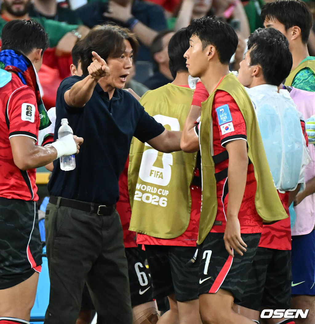 홍명보 감독이 이끄는 대한민국 축구대표팀은 25일(이하 한국시간) 오전 10시 멕시코 몬테레이 스타디움에서 개최된 2026 국제축구연맹(FIFA) 북중미 월드컵 조별리그 A조 최종전에서 남아프리카공화국에게 0-1 충격패를 당했다. 1승2패가 된 한국은 A조 3위로 밀리며 32강 자력진출에 실패했다. 한국은 나머지 조들의 상황을 따져보고 32강에 진출할 가능성은 남아있다.전반 대한민국 홍명보 감독이 작전을 지시하고 있다. 2026.06.25 /sunday@osen.co.kr
