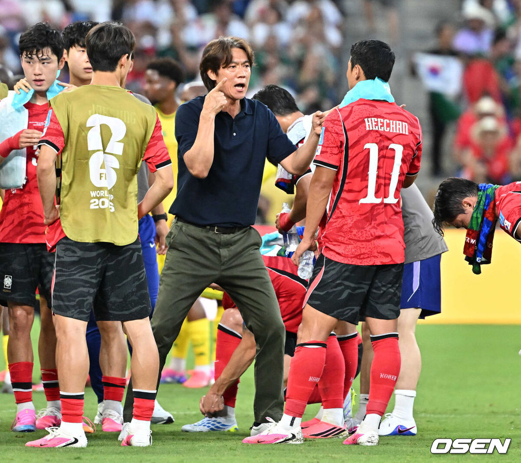 홍명보 감독이 이끄는 대한민국 축구대표팀은 25일(이하 한국시간) 오전 10시 멕시코 몬테레이 스타디움에서 개최된 2026 국제축구연맹(FIFA) 북중미 월드컵 조별리그 A조 최종전에서 남아프리카공화국에게 0-1 충격패를 당했다. 1승2패가 된 한국은 A조 3위로 밀리며 32강 자력진출에 실패했다. 한국은 나머지 조들의 상황을 따져보고 32강에 진출할 가능성은 남아있다.전반 하이드레이션 브레이크 때 대한민국 홍명보 감독이 황희찬에게 작전을 지시하고 있다. 2026.06.25 /sunday@osen.co.kr