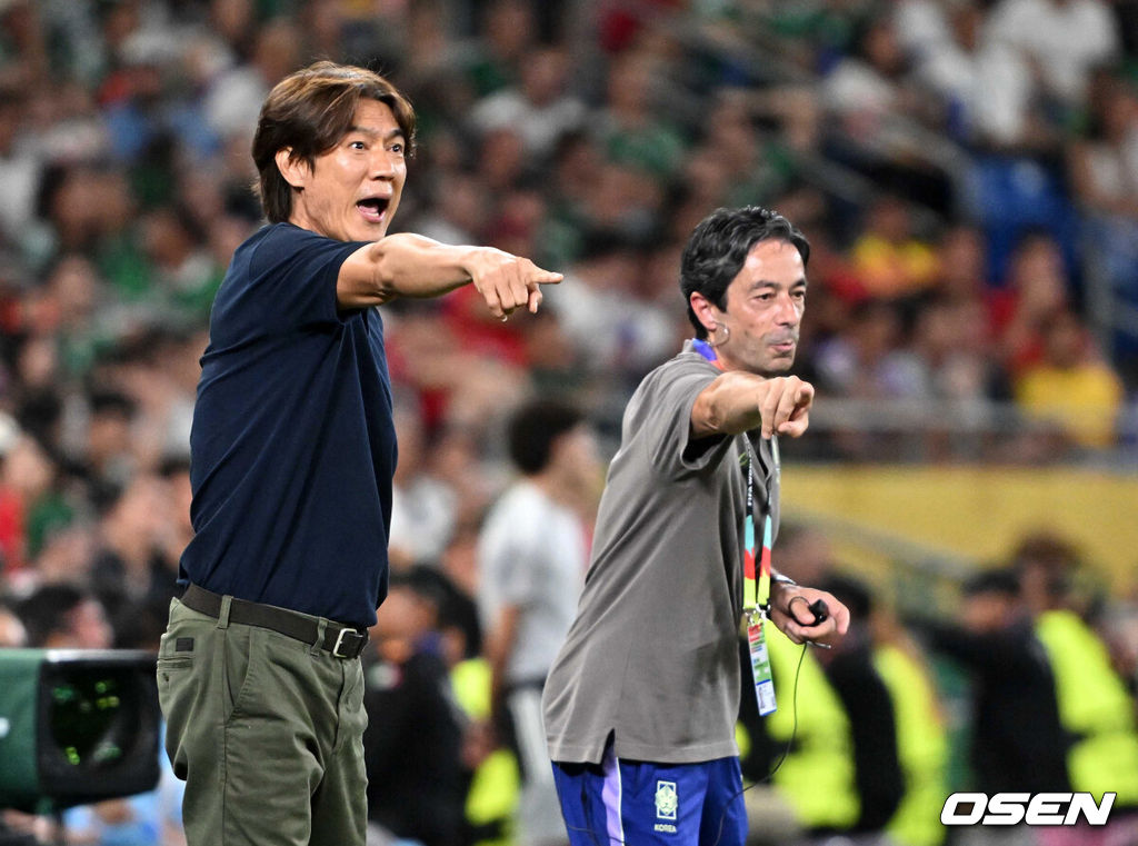 홍명보 감독이 이끄는 대한민국 축구대표팀은 25일(이하 한국시간) 오전 10시 멕시코 몬테레이 스타디움에서 개최된 2026 국제축구연맹(FIFA) 북중미 월드컵 조별리그 A조 최종전에서 남아프리카공화국에게 0-1 충격패를 당했다. 1승2패가 된 한국은 A조 3위로 밀리며 32강 자력진출에 실패했다. 한국은 나머지 조들의 상황을 따져보고 32강에 진출할 가능성은 남아있다.후반 대한민국 홍명보 감독이 작전을 지시하고 있다. 2026.06.25 /sunday@osen.co.kr