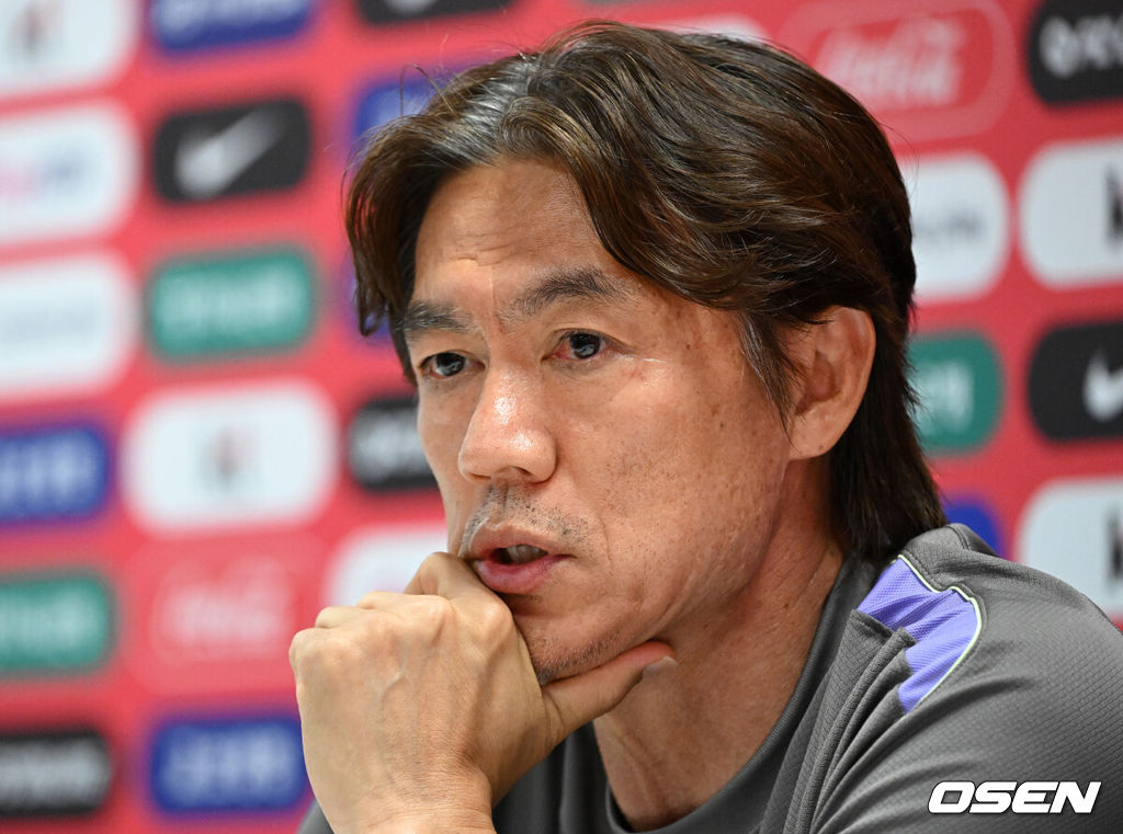 홍명보 감독이 이끄는 대한민국 축구국가대표팀이 26일(한국시각) 멕시코 과달라하라 인근 사포판의 치바스 베르데 바예에서 훈련을 진행했다.대한민국은 1승 2패(승점 3)로 조 3위에 머물렀다. 자력으로 32강에 오를 기회를 놓쳤고, 이제는 다른 조 경기 결과를 기다려야 하는 처지가 됐다.훈련에 앞서 대한민국 홍명보 감독이 인터뷰를 하고 있다. 2026.06.26 /sunday@osen.co.kr