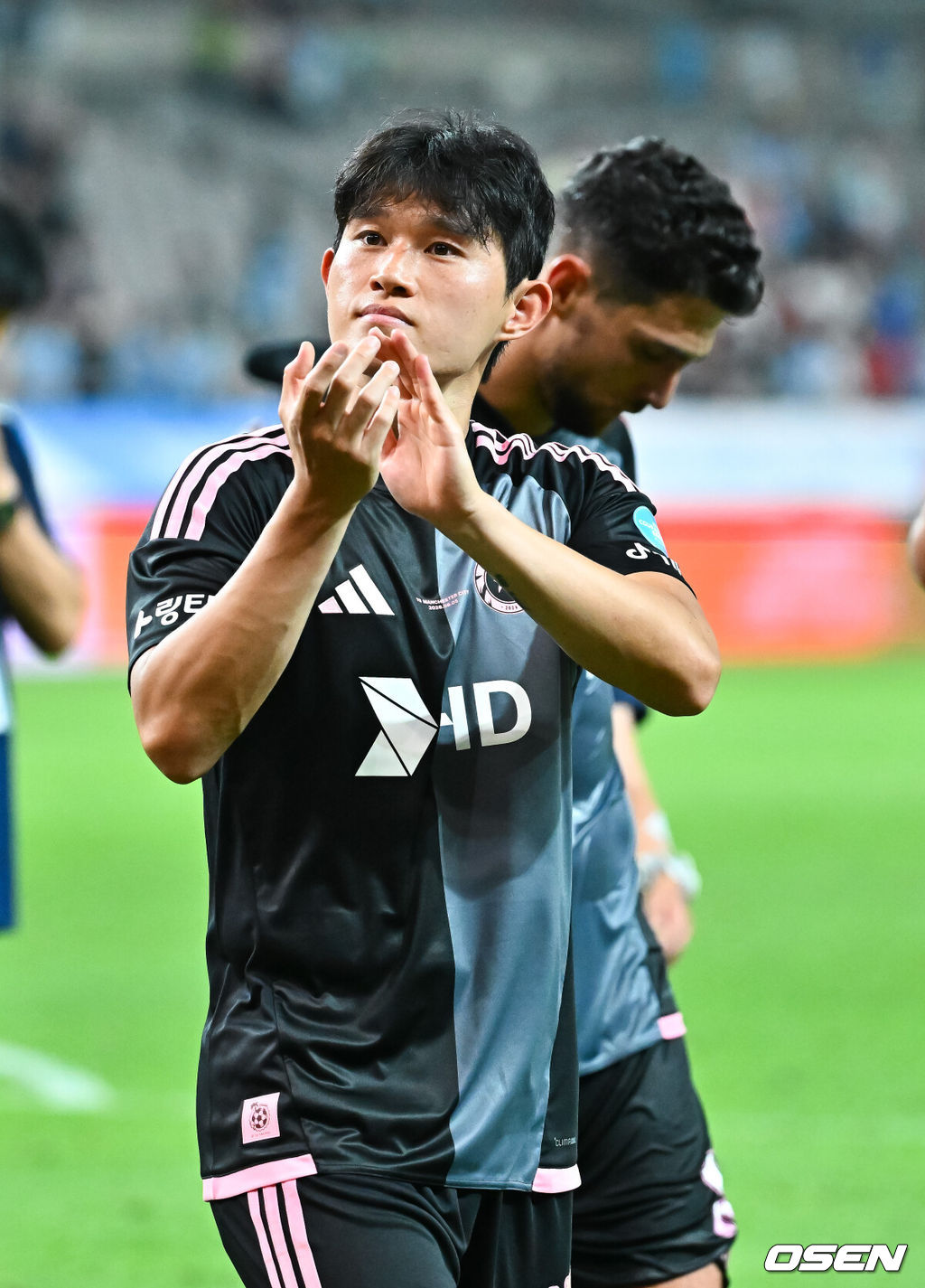 팀K리그와 맨체스터 시티의 맞대결은 맨시티의 3-1 승리로 막을 내렸다.팀K리그는 5일 오후 8시 서울월드컵경기장에서 2026 쿠팡플레이 시리즈 1경기 맨체스터 시티와 맞대결을 펼쳐 1-3으로 패했다.경기 종료 후 이동경이 팬들에게 인사하고 있다. . 2026.08.05 / soul1014@osen.co.kr
