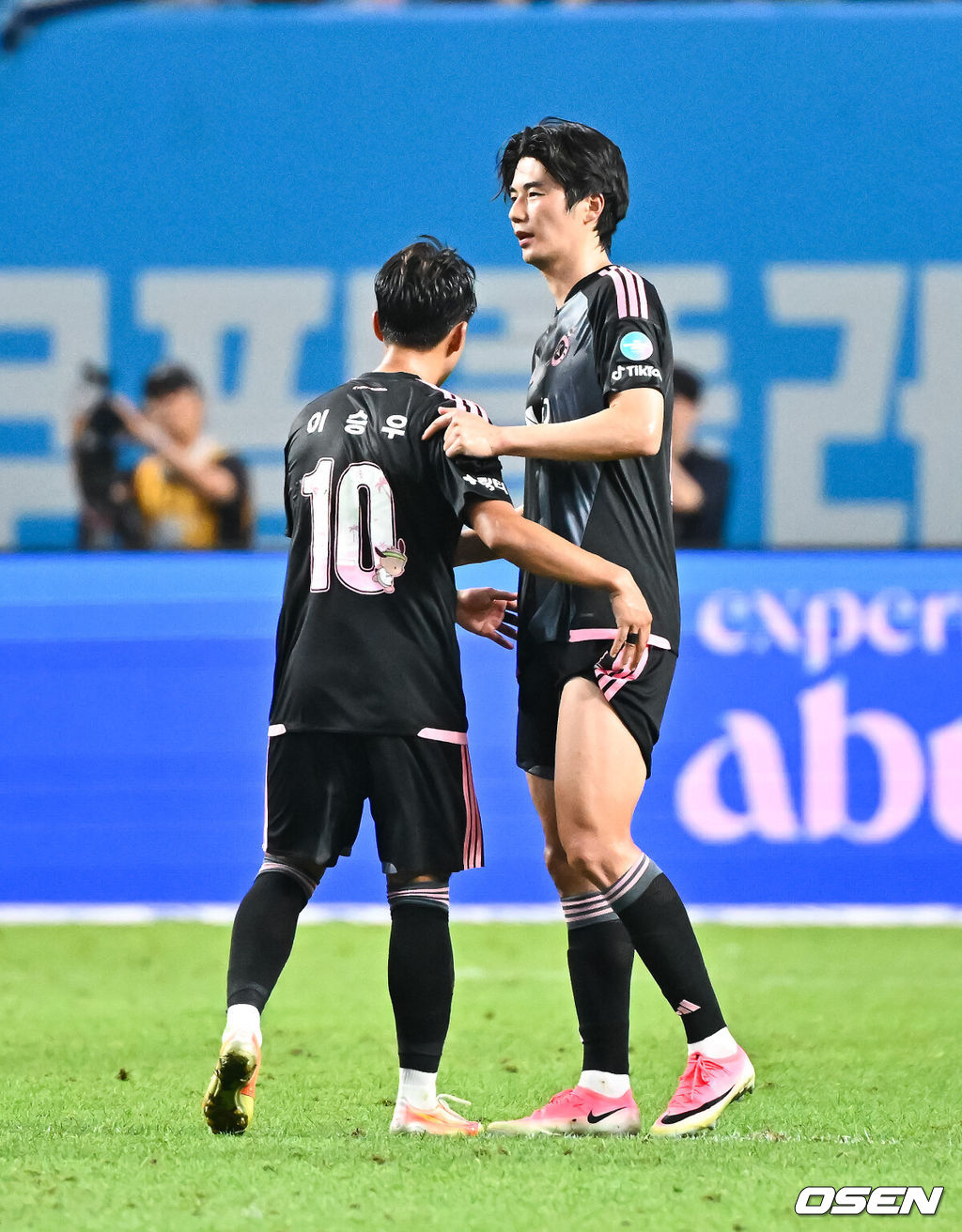팀K리그와 맨체스터 시티의 맞대결은 맨시티의 3-1 승리로 막을 내렸다.팀K리그는 5일 오후 8시 서울월드컵경기장에서 2026 쿠팡플레이 시리즈 1경기 맨체스터 시티와 맞대결을 펼쳐 1-3으로 패했다.경기 종료 후 이승우와 기성용이 아쉬워하고 있다. 2026.08.05 / soul1014@osen.co.kr