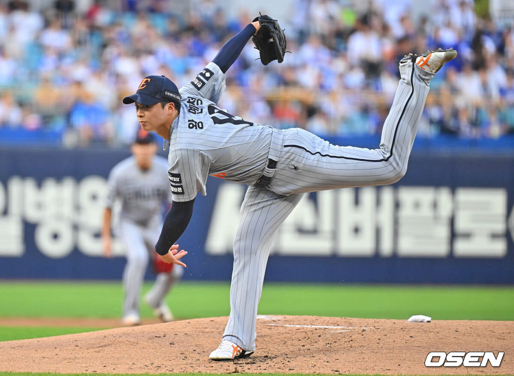 4일 대구삼성라이온즈파크에서 2026 신한 SOL KBO 리그 삼성 라이온즈와 한화 이글스의 경기가 열렸다. 홈팀 삼성은 양창섭이, 방문팀 한화는 왕옌청이 선발 출전했다. 한화 이글스 선발 투수 왕옌청이 역투하고 있다. 2026.08.04 / foto0307@osen.co.kr