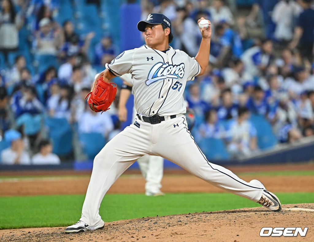 4일 대구삼성라이온즈파크에서 2026 신한 SOL KBO 리그 삼성 라이온즈와 한화 이글스의 경기가 열렸다. 홈팀 삼성은 양창섭이, 방문팀 한화는 왕옌청이 선발 출전했다. 삼성 라이온즈 이승현이 역투하고 있다. 2026.08.04 / foto0307@osen.co.kr