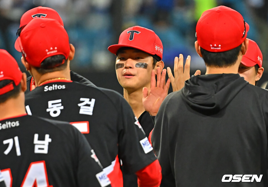 29일 대구삼성라이온즈파크에서 2026 신한 SOL KBO 리그 삼성 라이온즈와 KIA 타이거즈의 경기가 열렸다.홈팀 삼성은 양창섭이, 방문팀 KIA는 시라카와가 선발 출전했다.KIA 타이거즈 김도영이 삼성 라이온즈에 9-4로 승리한 후 하이파이브를 하고 있다. 2026.07.29 / foto0307@osen.co.kr