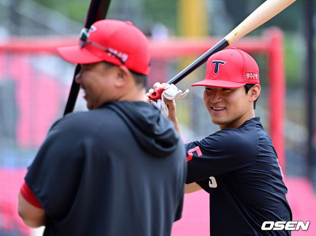 18일 광주-기아 챔피언스필드에서 2026 신한 SOL KBO리그 KIA 타이거즈와 LG 트윈스의 경기가 열렸다.KIA는 좌완 양현종, LG는 외인투수 톨허스트를 선발로 내세웠다.경기에 앞서 KIA 이범호 감독과 김도영이 대화를 나누며 미소짓고 있다. 2026.06.18 / jpnews@osen.co.kr