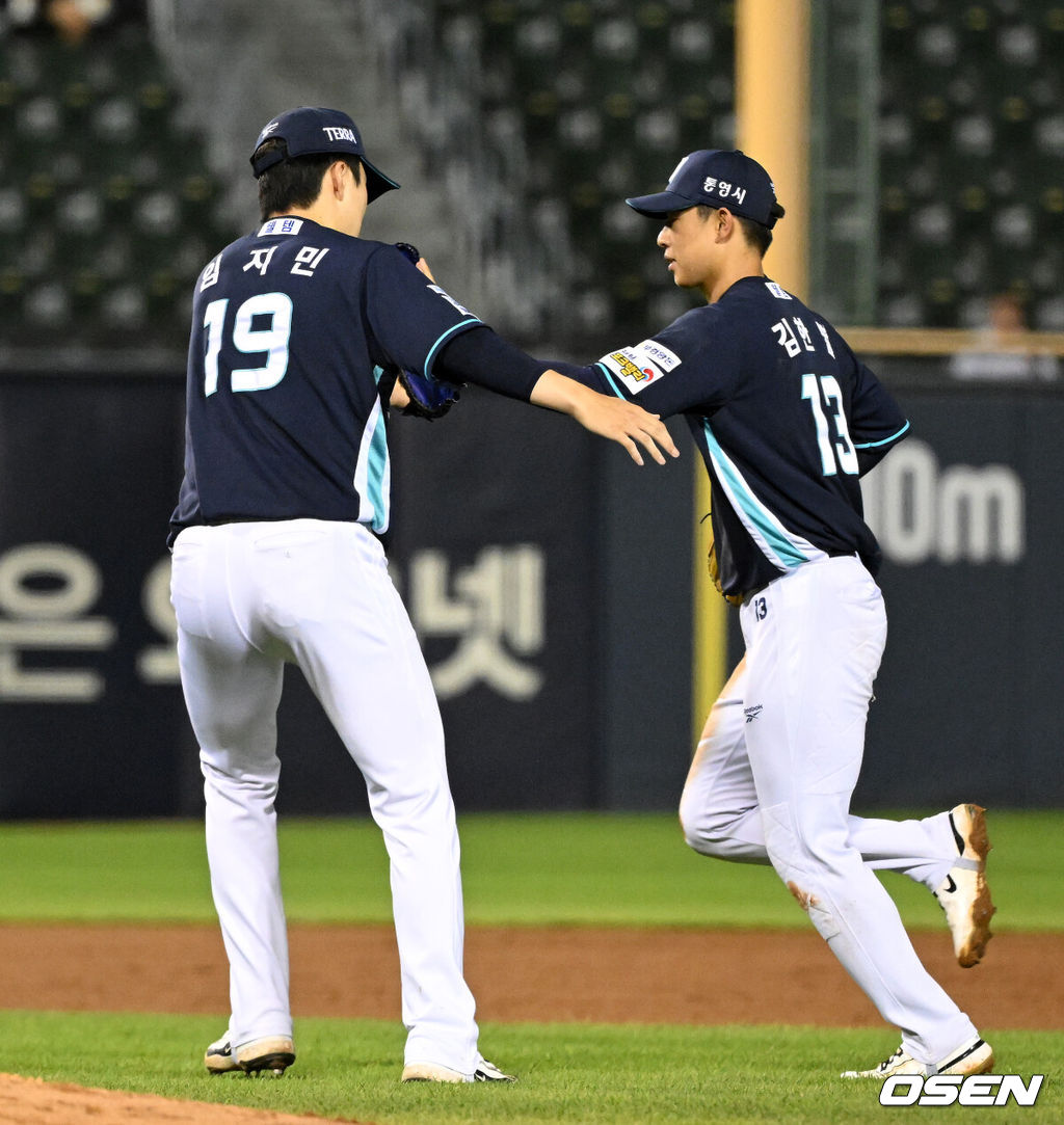 23일 서울 잠실야구장에서 2026 신한 SOL KBO리그 LG 트윈스와 NC 다이노스의 경기가 열렸다.이날 LG는 웰스, NC는 테일러를 선발로 내세웠다.8회말 1사 만루에서 NC 김한별이 LG 오지환을 병살타로 처리하고 환호하고 있다. 2026.07.23 /sunday@osen.co.kr