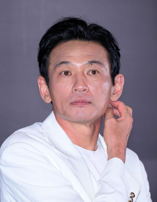 6일 서울 강남구 메가박스 코엑스점에서 영화 '호프'(감독 나홍진) 언론시사회가 열렸다.'호프'는 비무장지대에 위치한 호포항 출장소장 ‘범석’이 동네 청년들로부터 호랑이가 출현했다는 소식을 전해 듣고, 온 마을이 비상이 걸린 가운데 믿기 어려운 현실을 만나며 시작되는 이야기다. 오는 7월 15일 개봉 예정.배우 황정민이 취재진의 질문을 듣고 있다. 2026.07.06 /sunday@osen.co.kr