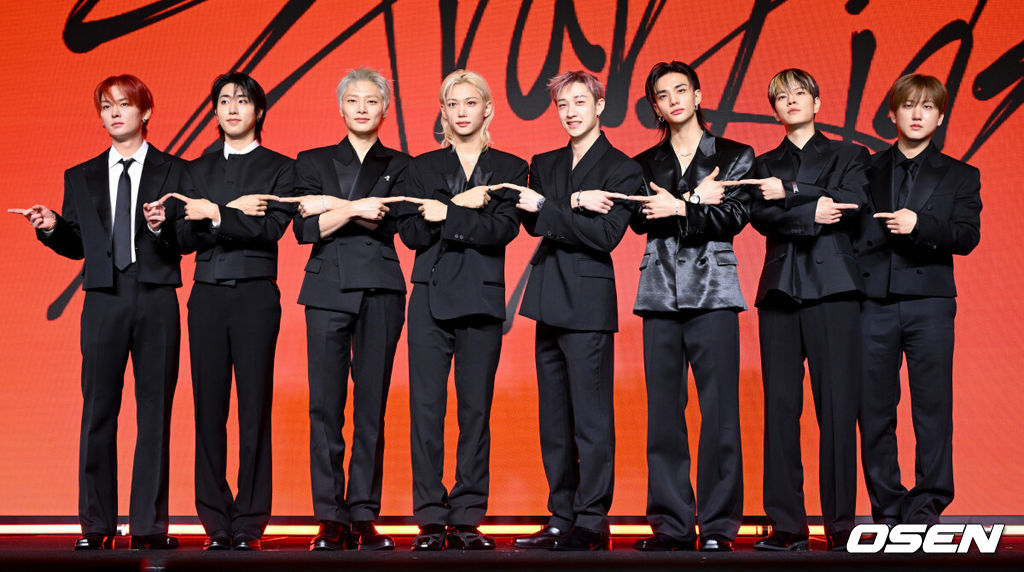 그룹 스트레이 키즈(Stray Kids)의 새 미니 앨범 'THIS & THAT'(디스 앤드 댓) 발매 기념 쇼케이스가 6일 서울 영등포구 콘래드 서울에서 열렸다.‘THIS & THAT’이라는 앨범명처럼 신보는 이것(THIS) 저것(THAT) 다 해내는 스트레이 키즈의 다재다능한 면모와 이유 있는 자신감을 담고 있다.스트레이 키즈가 포즈를 취하고 있다. 2026.08.06 /cej@osen.co.kr