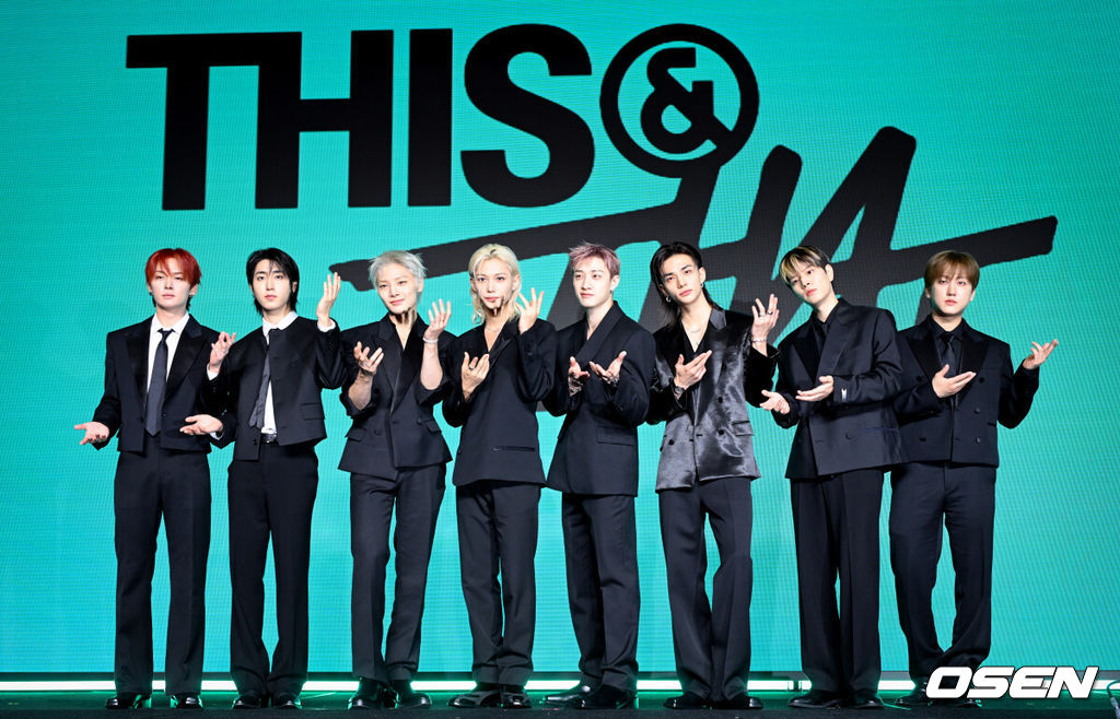 그룹 스트레이 키즈(Stray Kids)의 새 미니 앨범 'THIS & THAT'(디스 앤드 댓) 발매 기념 쇼케이스가 6일 서울 영등포구 콘래드 서울에서 열렸다.‘THIS & THAT’이라는 앨범명처럼 신보는 이것(THIS) 저것(THAT) 다 해내는 스트레이 키즈의 다재다능한 면모와 이유 있는 자신감을 담고 있다.스트레이 키즈가 포즈를 취하고 있다. 2026.08.06 /cej@osen.co.kr