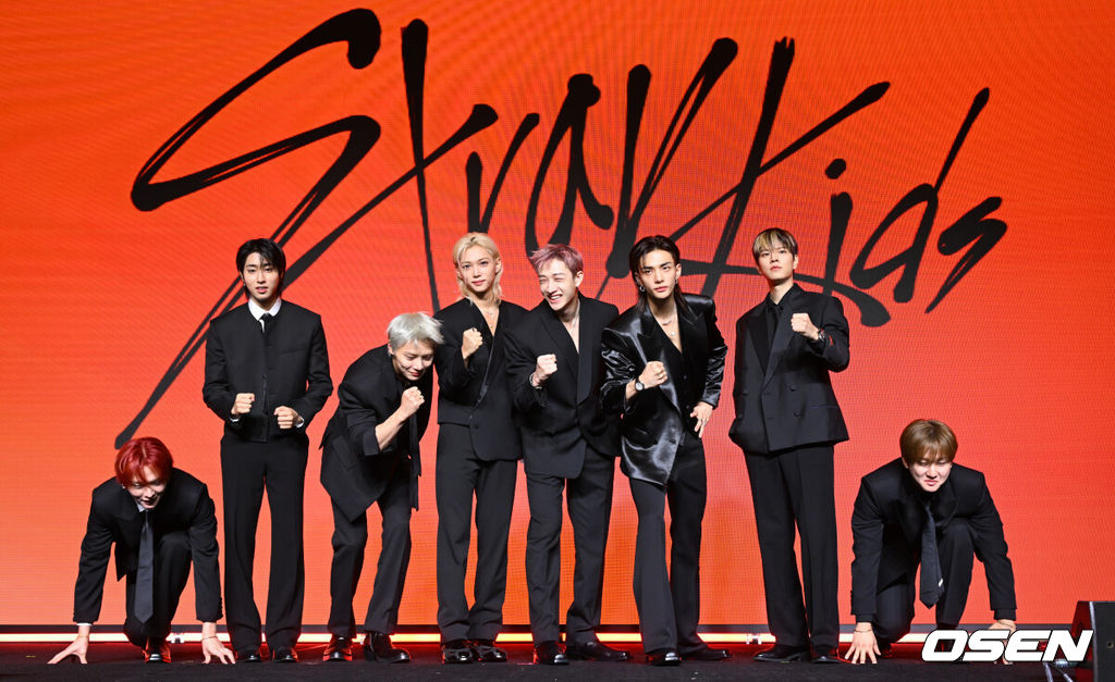 그룹 스트레이 키즈(Stray Kids)의 새 미니 앨범 'THIS & THAT'(디스 앤드 댓) 발매 기념 쇼케이스가 6일 서울 영등포구 콘래드 서울에서 열렸다.‘THIS & THAT’이라는 앨범명처럼 신보는 이것(THIS) 저것(THAT) 다 해내는 스트레이 키즈의 다재다능한 면모와 이유 있는 자신감을 담고 있다.스트레이 키즈가 포즈를 취하고 있다. 2026.08.06 /cej@osen.co.kr