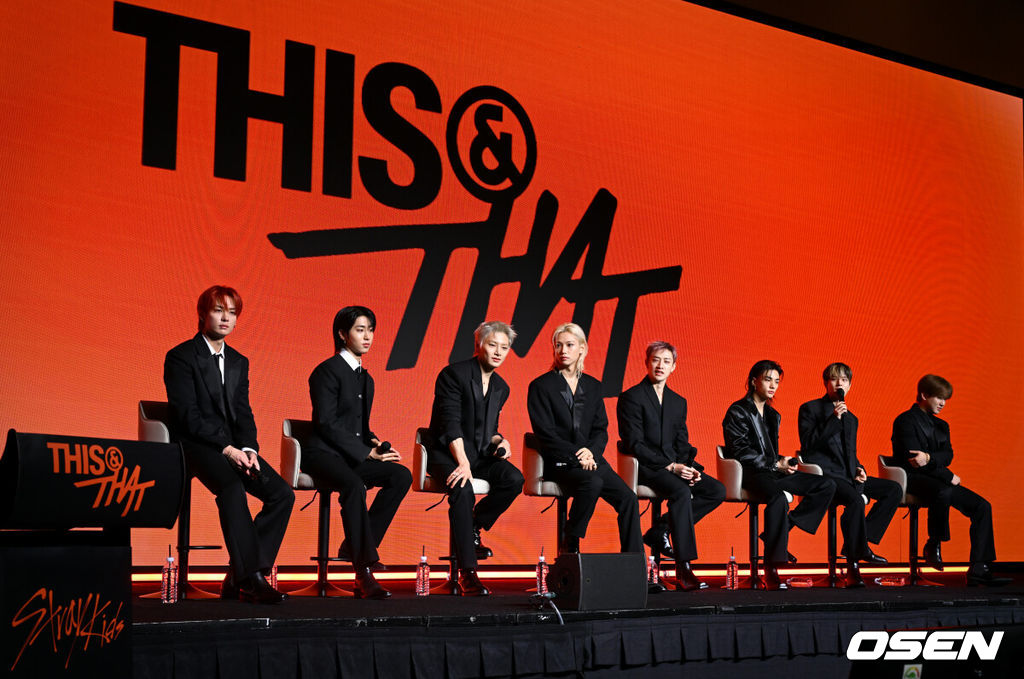 그룹 스트레이 키즈(Stray Kids)의 새 미니 앨범 'THIS & THAT'(디스 앤드 댓) 발매 기념 쇼케이스가 6일 서울 영등포구 콘래드 서울에서 열렸다.‘THIS & THAT’이라는 앨범명처럼 신보는 이것(THIS) 저것(THAT) 다 해내는 스트레이 키즈의 다재다능한 면모와 이유 있는 자신감을 담고 있다.스트레이 키즈가 질의응답 시간을 갖고 있다. 2026.08.06 /cej@osen.co.kr