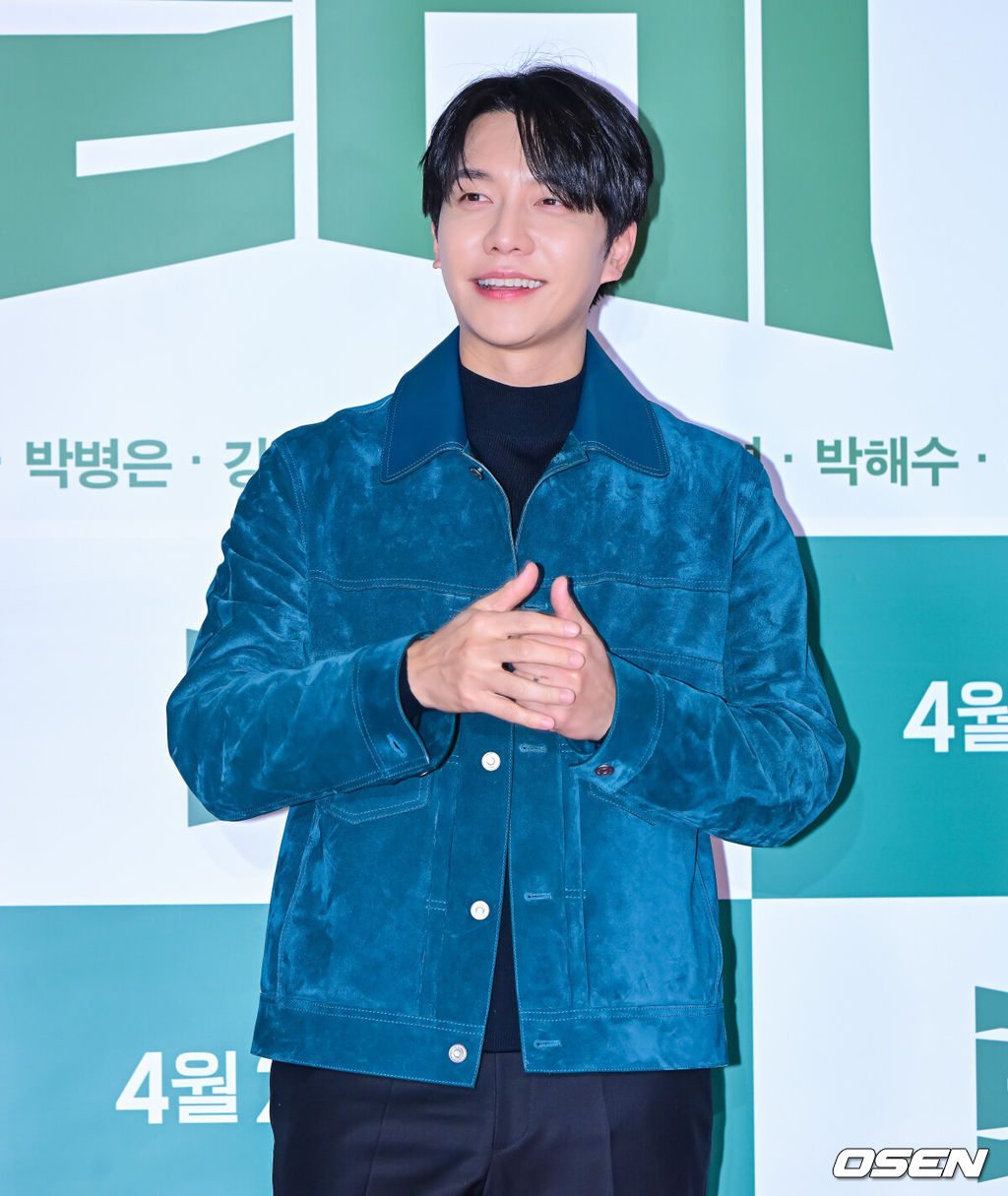 31일 오후 서울 잠실 롯데시네마 월드타워에서 영화 ‘로비’ VIP 시사회 포토월 행사가 열렸다.‘로비'는 연구밖에 모르던 스타트업 대표 창욱(하정우)이 4조 원의 국책사업을 따내기 위해 인생 첫 로비 골프를 시작하는 이야기. 오는 4월 2일 개봉.배우 이승기가 포토타임을 하고 있다. 2025.03.31 / jpnews@osen.co.kr