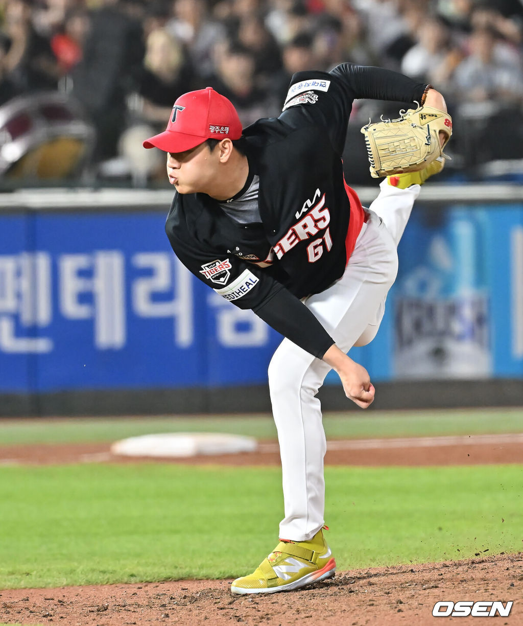 6일 부산 사직야구장에서 2025 신한 SOL 뱅크 KBO 리그 롯데 자이언츠와 KIA 타이거즈의 경기가 열렸다. 홈팀 롯데는 데이비슨이, 방문팀 KIA는 올러가 선발 출전했다.KIA 타이거즈 김시훈이 역투하고 있다. 2025.08.06 / foto0307@osen.co.kr