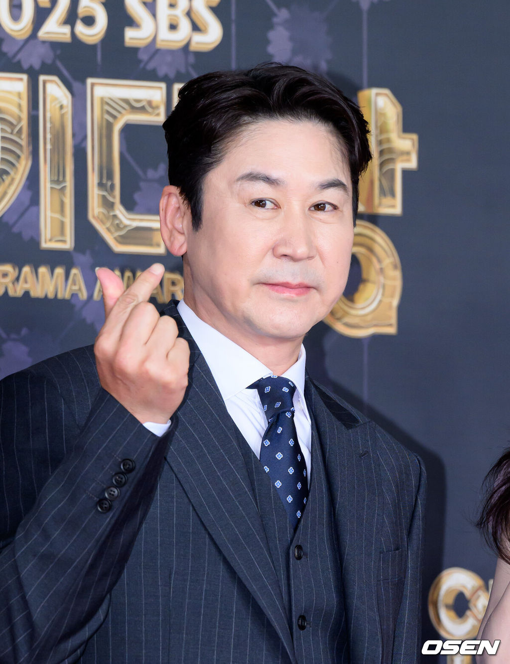 31일 오후 서울 마포구 SBS프리즘타워에서 ‘2025 SBS 연기대상’ 레드카펫 행사가 열렸다.‘2025 SBS 연기대상’은 장르를 초월한 연기 신들의 각축전이 예고된 가운데, 고현정, 한지민, 윤계상, 이제훈, 박형식이 대상 후보로 이름을 올렸다.방송인 신동엽이 포토타임을 가지고 있다. 2025.12.31 /sunday@osen.co.kr
