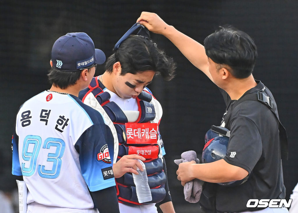 31일 부산 사직야구장에서 2026 신한 SOL KBO 리그 롯데 자이언츠와 삼성 라이온즈의 경기가 열렸다. 홈팀 롯데는 김진욱이, 방문팀 삼성은 원태인이 선발 출전했다.롯데 자이언츠 손성빈이 2회초 수비 도중 어지럼증을 호소하고 있다. 2026.07.31 / foto0307@osen.co.kr