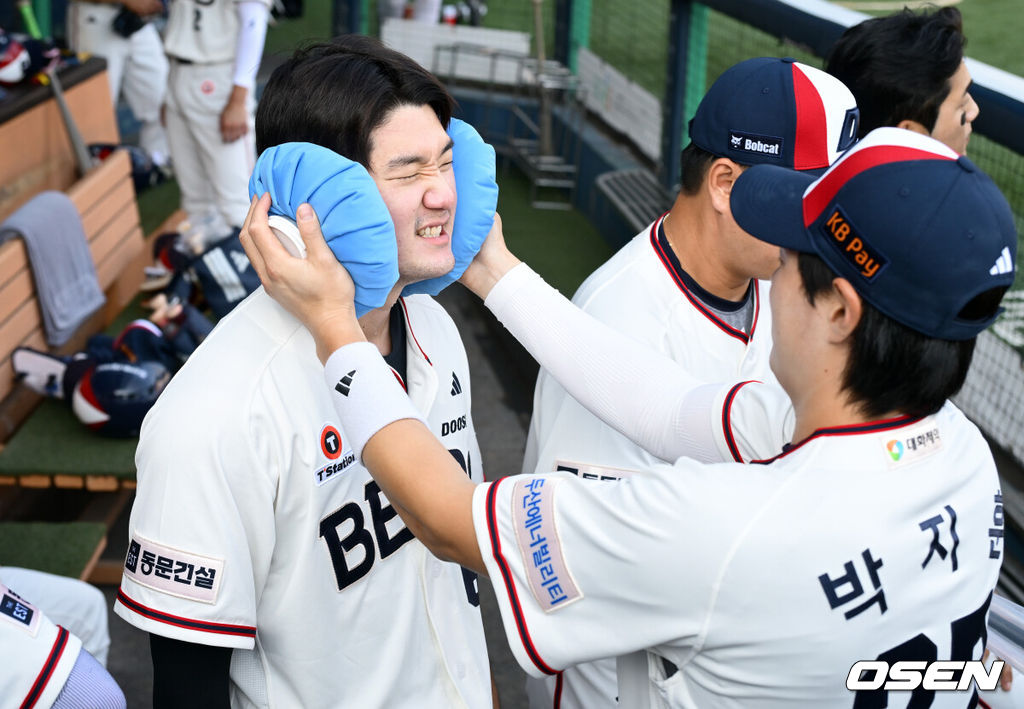 2일 서울 잠실야구장에서 2026 신한 SOL KBO리그 두산 베어스와 LG 트윈스의 경기가 열렸다.이날 두산은 벤자민, LG는 톨허스트를 선발로 내세웠다. 두산 안재석이 얼음주머니로 열을 식히고 있다. 2026.08.02 /cej@osen.co.kr