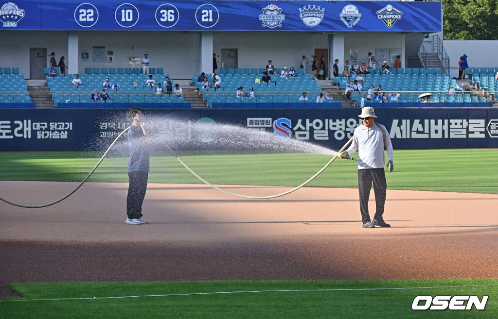4일 대구삼성라이온즈파크에서 2026 신한 SOL KBO 리그 삼성 라이온즈와 한화 이글스의 경기가 열린다. 홈팀 삼성은 양창섭이, 방문팀 한화는 왕옌청이 선발 출전한다. 대구삼성라이온즈파크 관계자들이 뜨거워진 그라운드를 물을 뿌려 식히고 있다. 2026.08.04 / foto0307@osen.co.kr