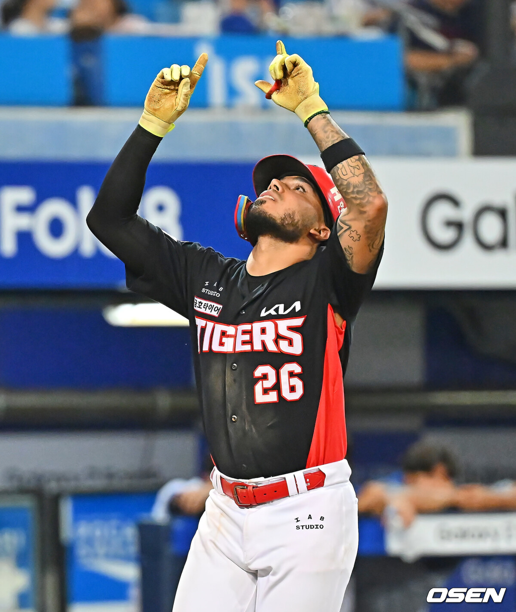 30일 대구삼성라이온즈파크에서 2026 신한 SOL KBO 리그 삼성 라이온즈와 KIA 타이거즈의 경기가 열렸다.홈팀 삼성은 페덱이, 방문팀 KIA는 네일이 선발 출전했다.KIA 타이거즈 카스트로가 7회초 2사 1루 좌월 2점 홈런을 치고 세리머니를 하고 있다. 2026.07.30 / foto0307@osen.co.kr