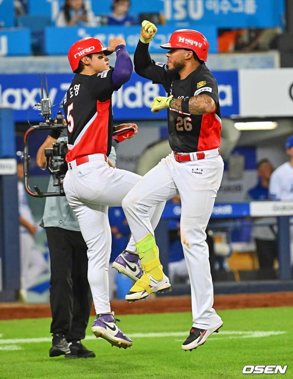 30일 대구삼성라이온즈파크에서 2026 신한 SOL KBO 리그 삼성 라이온즈와 KIA 타이거즈의 경기가 열렸다.홈팀 삼성은 페덱이, 방문팀 KIA는 네일이 선발 출전했다.KIA 타이거즈 카스트로가 7회초 2사 1루 좌월 2점 홈런을 치고 세리머니를 하고 있다. 2026.07.30 / foto0307@osen.co.kr