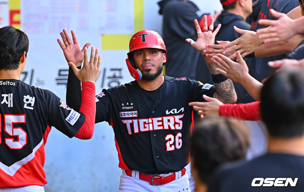 30일 대구삼성라이온즈파크에서 2026 신한 SOL KBO 리그 삼성 라이온즈와 KIA 타이거즈의 경기가 열렸다.홈팀 삼성은 페덱이, 방문팀 KIA는 네일이 선발 출전했다.KIA 타이거즈 카스트로가 2회초 무사 1,2루 김선빈의 우익수 앞 1타점 안타때 득점을 올리고 하이파이브를 하고 있다. 2026.07.30 / foto0307@osen.co.kr