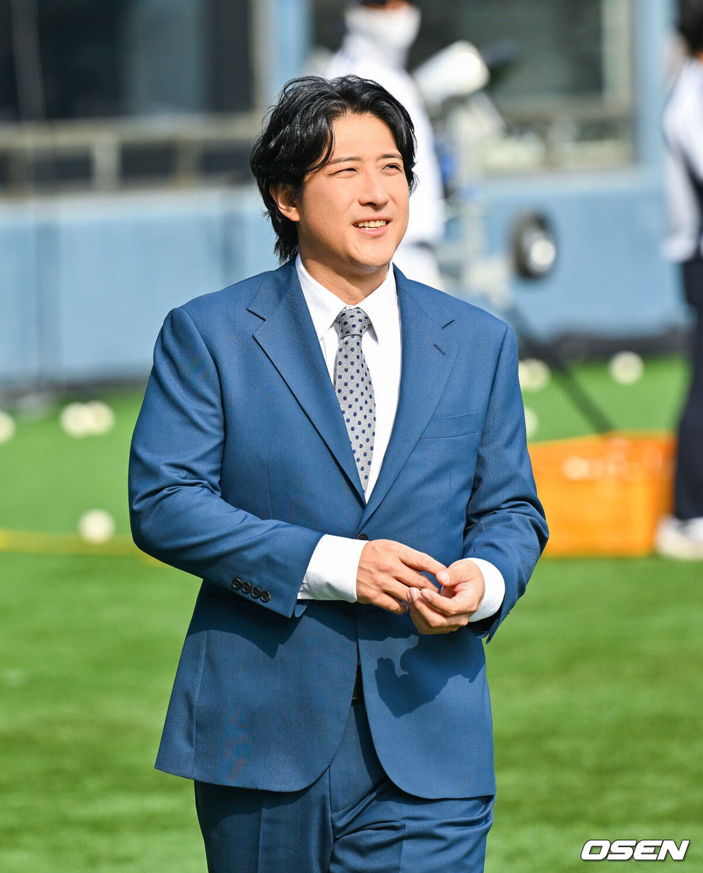 3일 오후 서울 잠실구장에서 ‘2026 신한은행 SOL Bank KBO리그’ 두산 베어스와 한화 이글스의 경기가 진행됐다.이날 두산은 플렉센을, 한화는 에르난데스를 선발투수로 내세웠다.  경기 앞서 황재균 해설위원이 그라운드로 나서고 있다.  2026.04.02 / soul1014@osen.co.kr