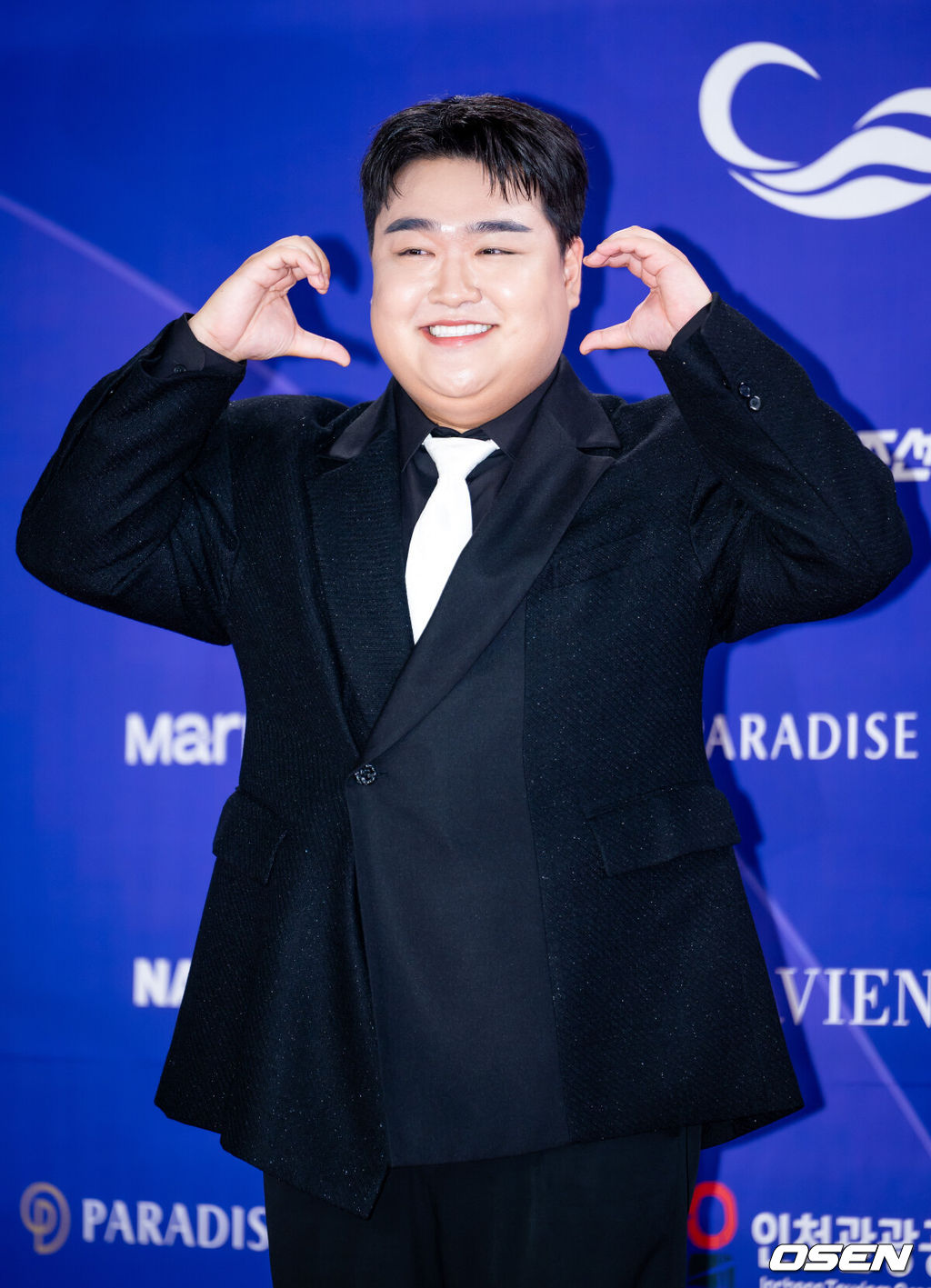 제5회 청룡시리즈어워즈 레드카펫 및 포토월 행사가 31일 인천 파라다이스시티에서 열렸다.청룡시리즈어워즈는 2022년 대한민국 최초로 시도된 오리지널 스트리밍 시리즈를 대상으로 하는 시상식이다. 사회는 전현무와 임윤아로 5년 연속 호흡을 맞춘다.개그맨 김규원이 레드카펫을 밟고 있다. 2025.07.31 / rumi@osen.co.kr