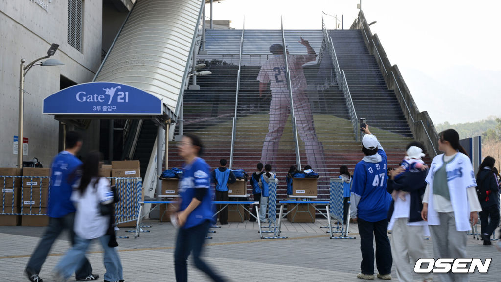 28일 대구삼성라이온즈파크에서 ‘2026 신한 SOL KBO 리그’ 삼성 라이온즈와 롯데 자이언츠의 개막전이 열린다.개막전 선발 투수로 삼성은 후라도를 롯데는 로드리게스를 내세웠다.관중들이 개막전 관람을 위해 야구장을 방문하고 있다. 2026.03.28 /cej@osen.co.kr
