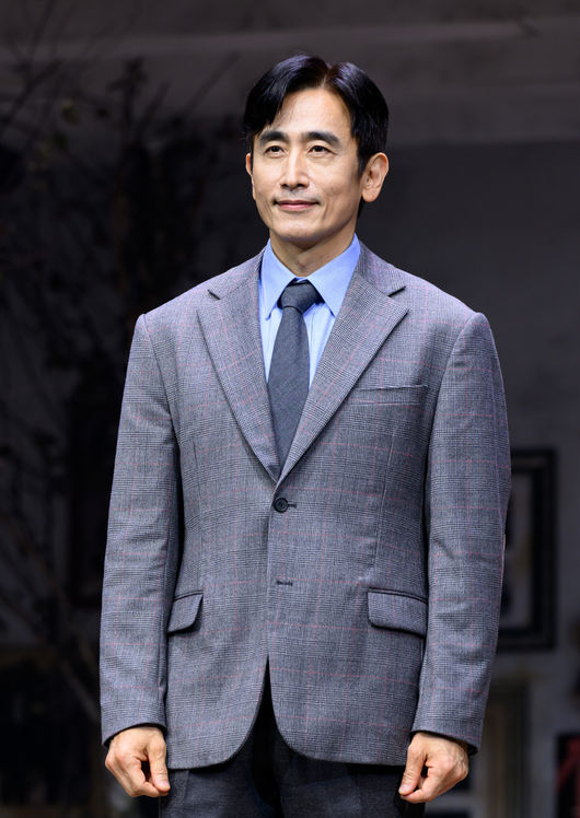 21일 오후 서울 NOL 씨어터 대학로 우리카드홀에서 연극 '죽은 시인의 사회' 프레스콜이 열렸다.1959년 엄격한 명문 기숙학교에 부임한 존 키팅 교사가 입시 압박에 시달리던 학생들에게 'Carpe Diem'을 가르치며 생기는 변화를 그린 연극으로 동명의 유명 영화를 원작으로 제작되었다.배우 차인표가 포토타임을 가지고 있다. 2026.07.21 /sunday@osen.co.kr