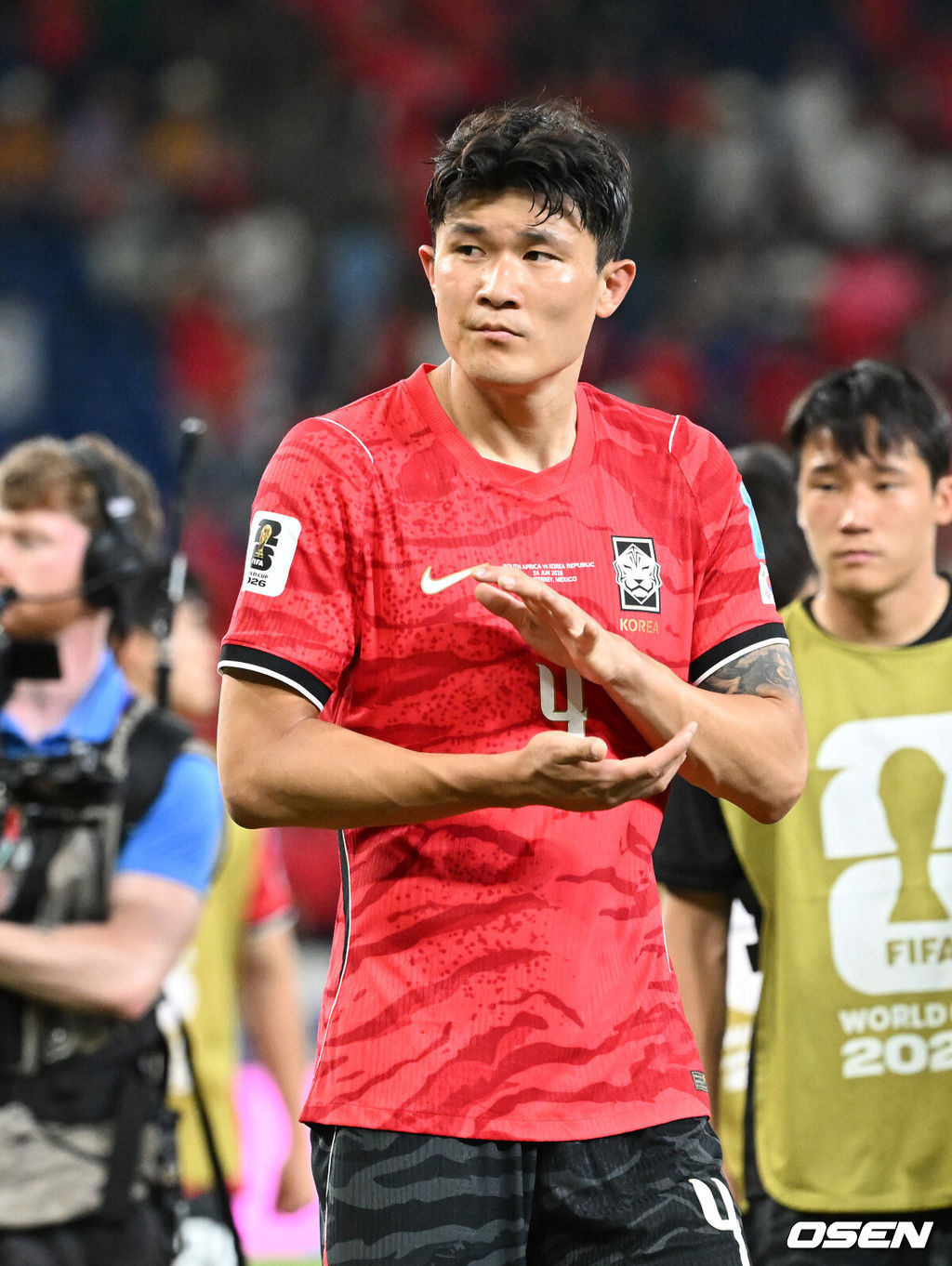 홍명보 감독이 이끄는 대한민국 축구대표팀은 25일(이하 한국시간) 오전 10시 멕시코 몬테레이 스타디움에서 개최된 2026 국제축구연맹(FIFA) 북중미 월드컵 조별리그 A조 최종전에서 남아프리카공화국에게 0-1 충격패를 당했다. 1승2패가 된 한국은 A조 3위로 밀리며 32강 자력진출에 실패했다. 한국은 나머지 조들의 상황을 따져보고 32강에 진출할 가능성은 남아있다. 1승1무1패의 남아공이 2위로 32강 진출을 확정지었다. 경기 종료 후 대한민국 김민재가 패배에 아쉬워하고 있다. 2026.06.25 /sunday@osen.co.kr