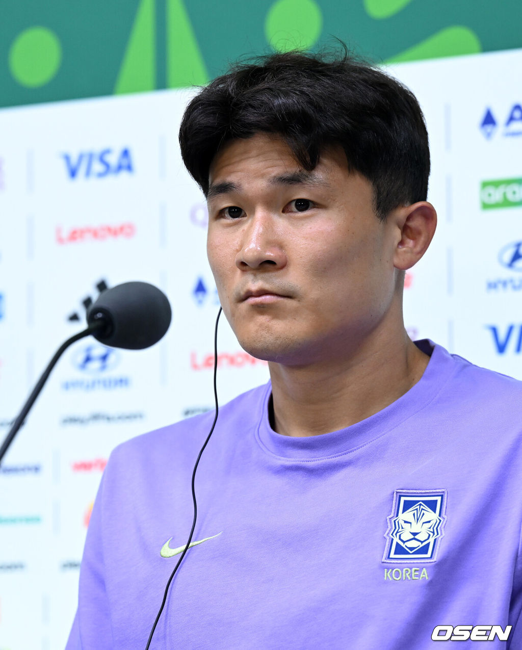 24일(한국시간) 멕시코 누에보레온주 과달루페의 몬테레이 스타디움에서 대한민국 축구국가대표팀 공식 기자회견이 진행됐다.대한민국 축구대표팀은 오는 25일 오전 10시 멕시코 몬테레이 스타디움에서 남아프리카공화국을 상대로 2026 국제축구연맹(FIFA) 북중미 월드컵 조별리그 A조 최종 3차전을 치른다. 대한민국 김민재가 취재진의 질문을 듣고 있다. 2026.06.24 /sunday@osen.co.kr