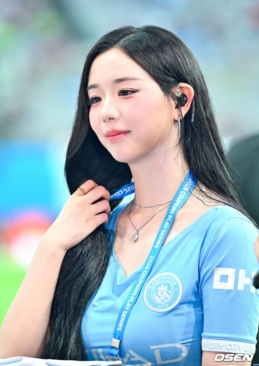 5일 오후 서울월드컵경기장에서 ‘2026 쿠팡플레이 시리즈’ 팀 K리그와 맨체스터 시티(맨시티)의 경기가 진행됐다.맨시티는 엘링 홀란과 로드리 등 일부 주축 선수가 2026 국제축구연맹(FIFA) 북중미월드컵 이후 휴식으로 한국 투어에 참가하지 않았다. 필 포든과 잔루이지 돈나룸마, 니코 곤살레스, 제레미 도쿠 등이 한국을 찾았다.트리플에스 김채연이 인터뷰를 하고 있다. 2026.08.05 / rumi@osen.co.kr