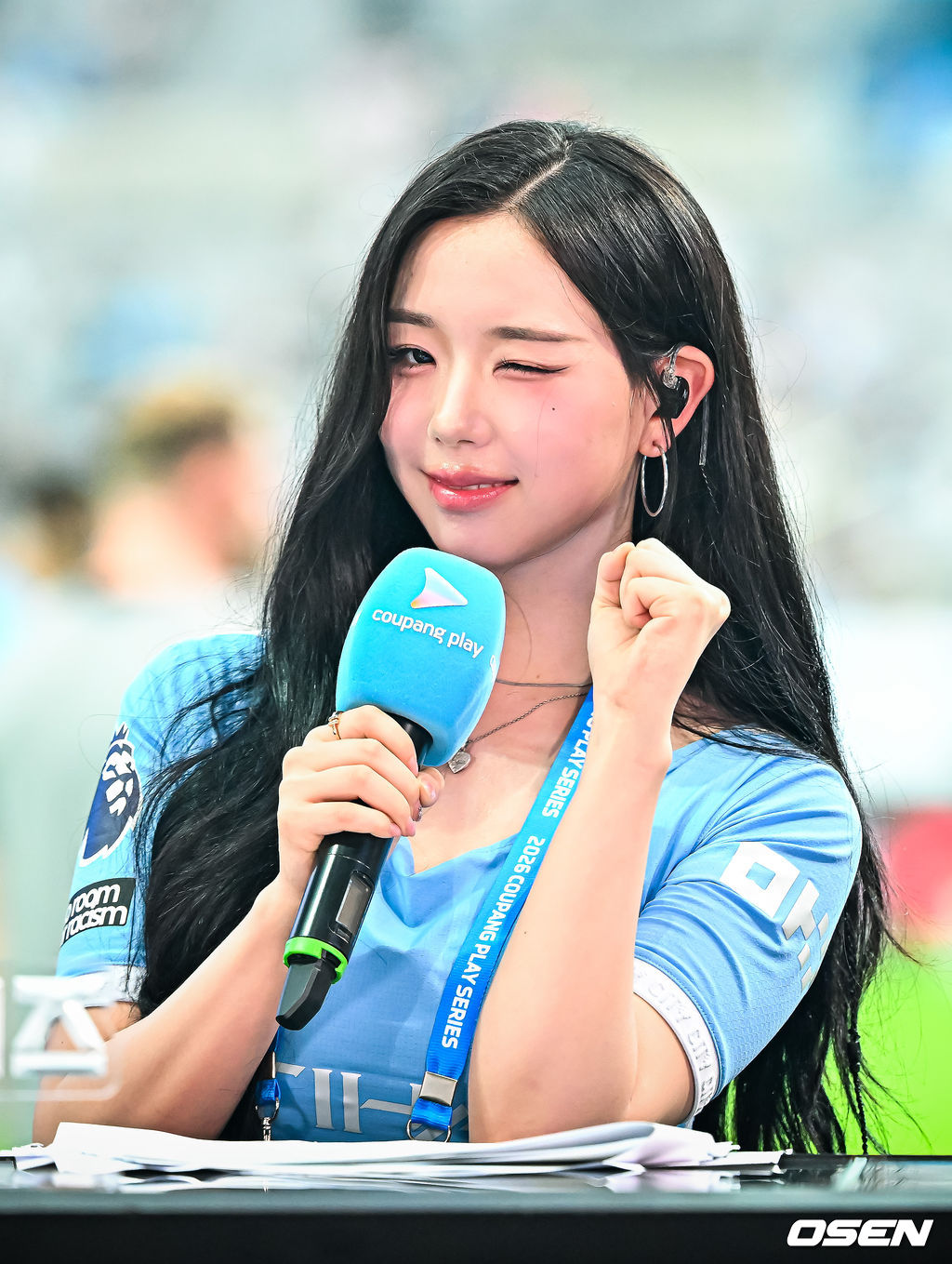 5일 오후 서울월드컵경기장에서 ‘2026 쿠팡플레이 시리즈’ 팀 K리그와 맨체스터 시티(맨시티)의 경기가 진행됐다.맨시티는 엘링 홀란과 로드리 등 일부 주축 선수가 2026 국제축구연맹(FIFA) 북중미월드컵 이후 휴식으로 한국 투어에 참가하지 않았다. 필 포든과 잔루이지 돈나룸마, 니코 곤살레스, 제레미 도쿠 등이 한국을 찾았다.트리플에스 김채연이 인터뷰를 하고 있다. 2026.08.05 / rumi@osen.co.kr